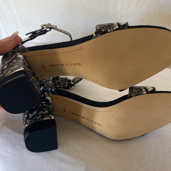 “NEW” Tommy Hilfiger Snake Skin open toe sandal - Picture 4 of 4